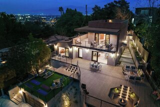 Farley Court - Stylish Hillside Residence With Stunning Views