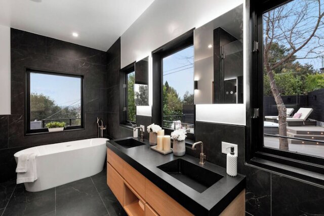 ファーリー コート - スタイリッシュ ヒルサイド レジデンス ウィズ スタニング ビューズ