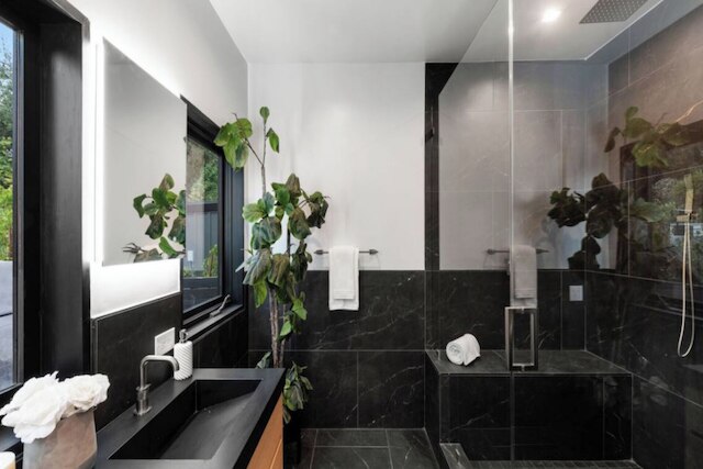 ファーリー コート - スタイリッシュ ヒルサイド レジデンス ウィズ スタニング ビューズ