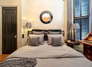 ホランド パーク クラシック ハイ シーリングス ラグジュアリー 2 ベッド