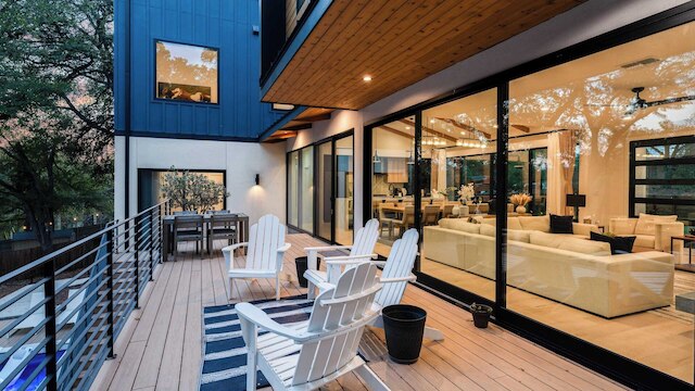 モダン オアシス ウィズ プール, ホットタブ, ルーフトップ デッキ & ホームシアター マリポサ リトリート バイ アバンステイ