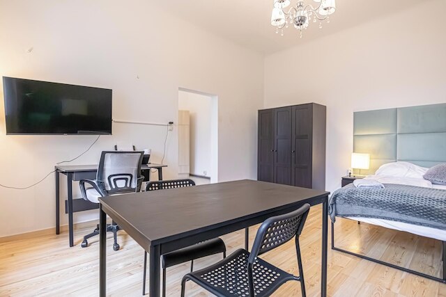 スペーシャス 1 ベッドルーム アパートメント ニア ドナウ