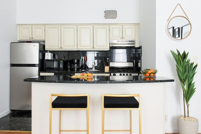 240 イースト アパートメンツ