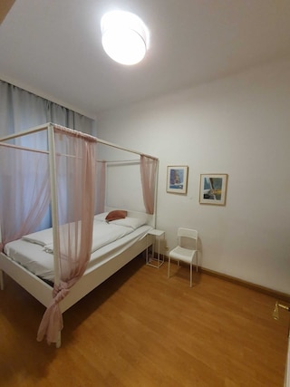 モダン 2ベッドルーム アパートメント ニア カールスプラッツ