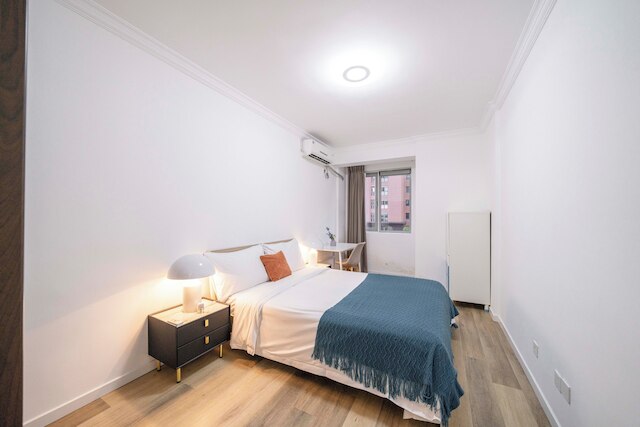 Tyms 4BR 2BA APT Riverside