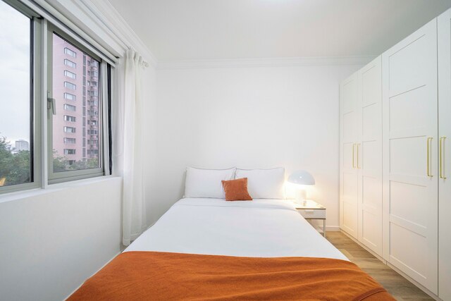 Tyms 4BR 2BA APT Riverside