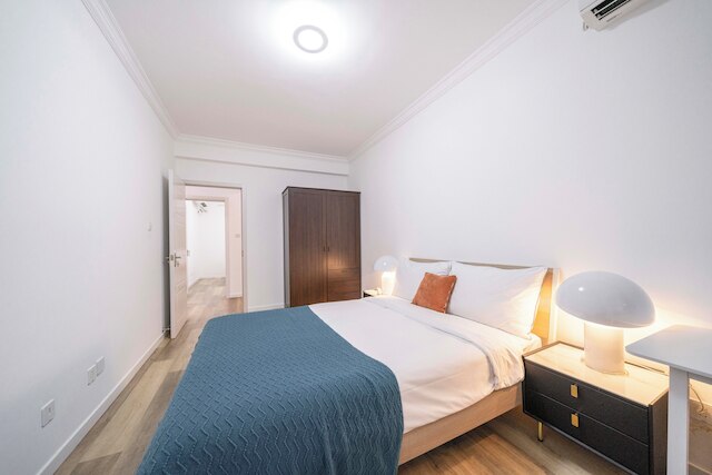 Tyms 4BR 2BA APT Riverside