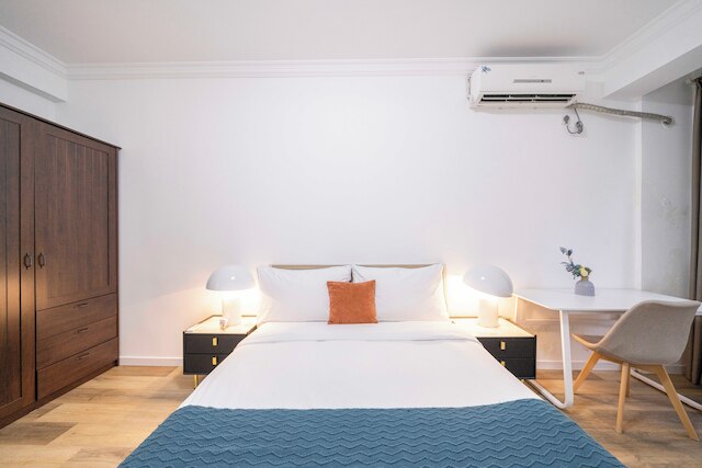 Tyms 4BR 2BA APT Riverside