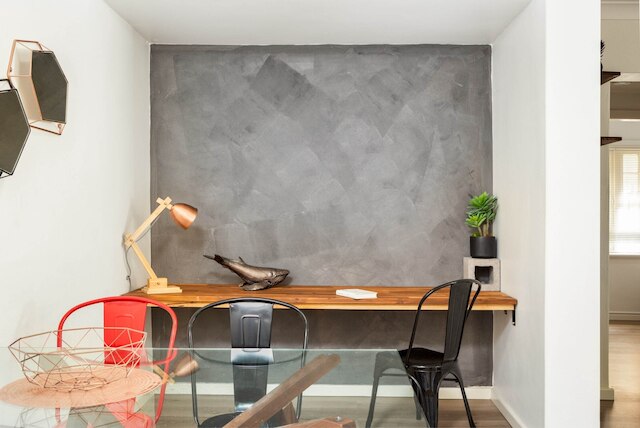 サバーバン 2 ベッド アパートメント ウィズ パーキング アンド パティオ