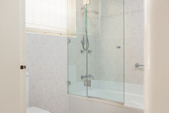 サバーバン 2 ベッド アパートメント ウィズ パーキング アンド パティオ