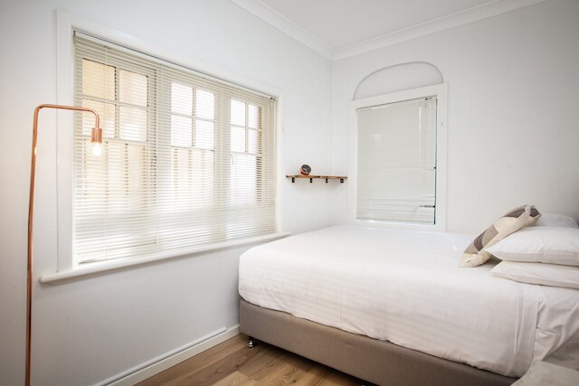 サバーバン 2 ベッド アパートメント ウィズ パーキング アンド パティオ