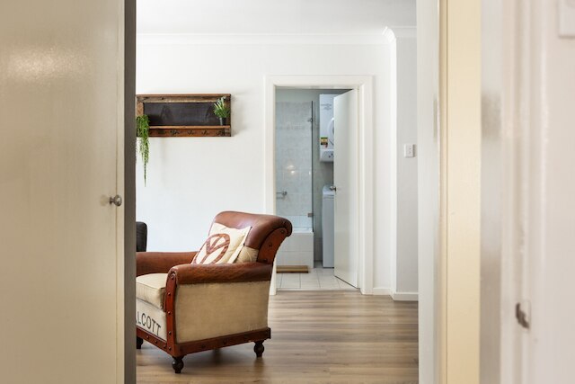 サバーバン 2 ベッド アパートメント ウィズ パーキング アンド パティオ