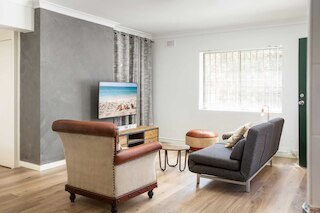 サバーバン 2 ベッド アパートメント ウィズ パーキング アンド パティオ