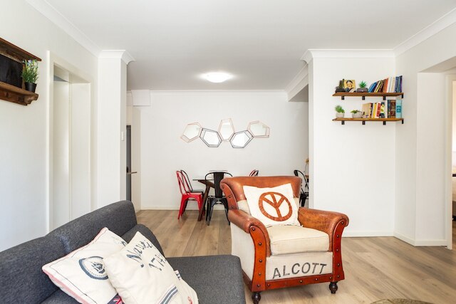 サバーバン 2 ベッド アパートメント ウィズ パーキング アンド パティオ