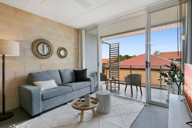 スリーク アパートメント ウィズ プール アンド ルーフトップ テラス