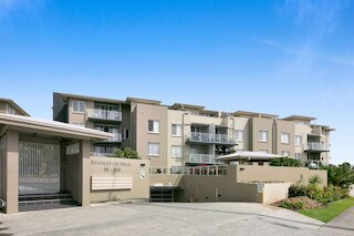 スリーク アパートメント ウィズ プール アンド ルーフトップ テラス