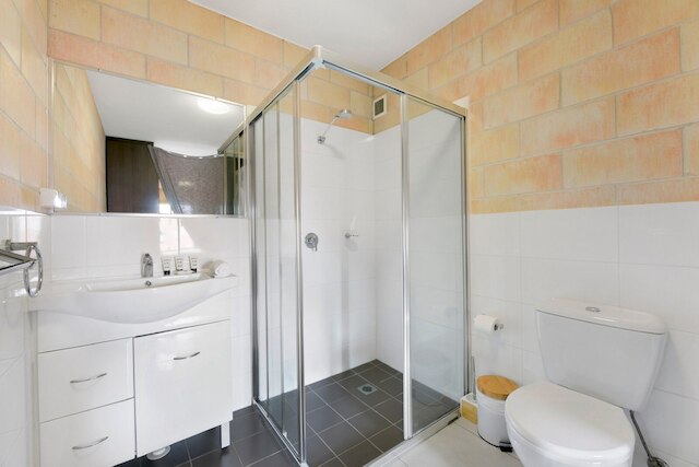 スリーク アパートメント ウィズ プール アンド ルーフトップ テラス