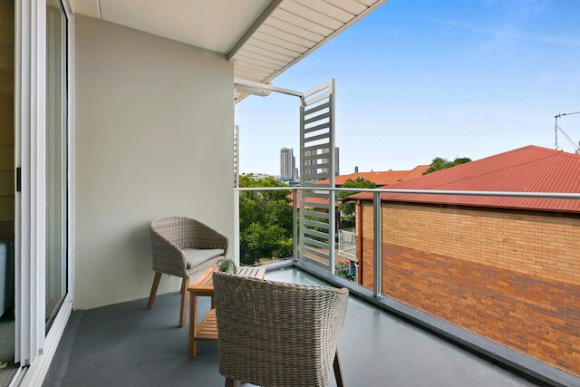 スリーク アパートメント ウィズ プール アンド ルーフトップ テラス