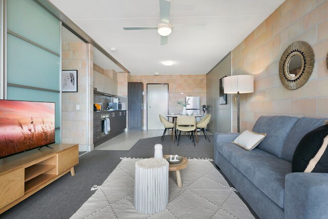 スリーク アパートメント ウィズ プール アンド ルーフトップ テラス