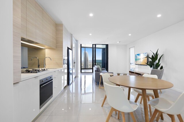 ラックス オーシャンフロント 1ベッド ハイライズ ウィズ プール & ジム