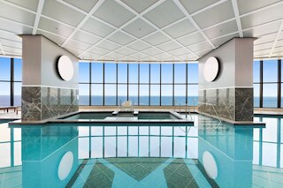 ラックス オーシャンフロント 1ベッド ハイライズ ウィズ プール & ジム