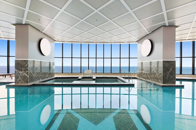 ラックス オーシャンフロント 1ベッド ハイライズ ウィズ プール & ジム