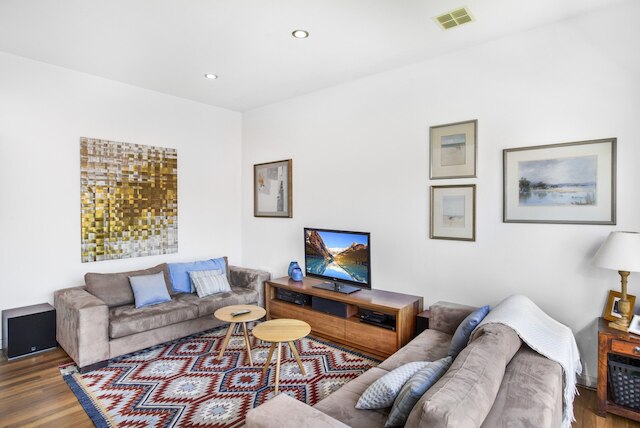 2ベッド アパートメント ウィズ パーキング & バルコニー ニア トレインズ