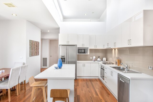 2ベッド アパートメント ウィズ パーキング & バルコニー ニア トレインズ