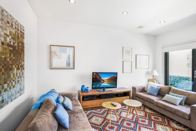 2ベッド アパートメント ウィズ パーキング & バルコニー ニア トレインズ