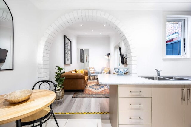 コンテンポラリー 2 ベッド ハウス イン トレンディ エンモア