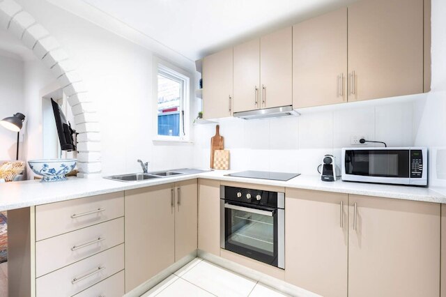 コンテンポラリー 2 ベッド ハウス イン トレンディ エンモア