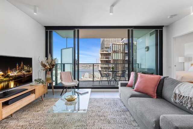 シック 1ベッド ウィズ ハーバービューズ & プール バイ トラムライン