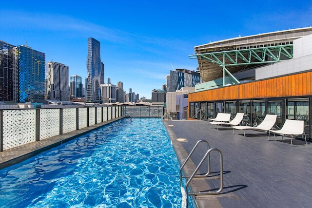 シック 1ベッド ウィズ ハーバービューズ & プール バイ トラムライン