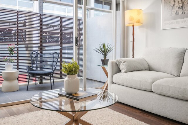 "ミラ" トレンディ プラーラン 1ベッド アパートメント ウィズ バルコニー