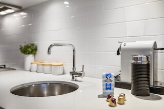 "ミラ" トレンディ プラーラン 1ベッド アパートメント ウィズ バルコニー