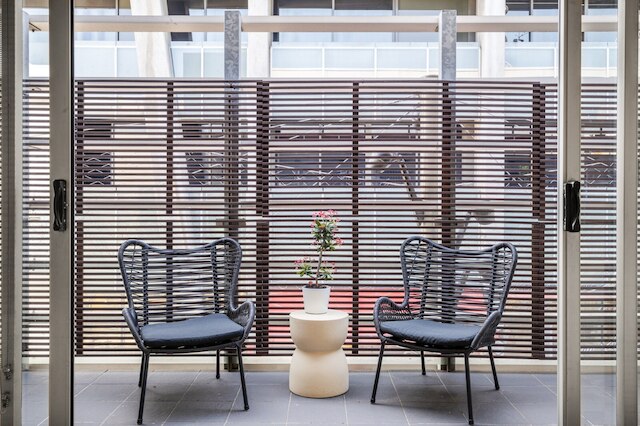 "ミラ" トレンディ プラーラン 1ベッド アパートメント ウィズ バルコニー