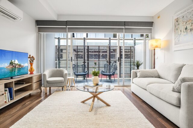 "ミラ" トレンディ プラーラン 1ベッド アパートメント ウィズ バルコニー