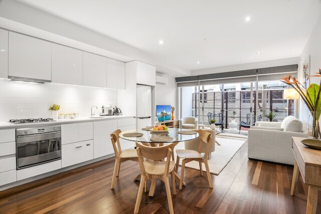 "ミラ" トレンディ プラーラン 1ベッド アパートメント ウィズ バルコニー