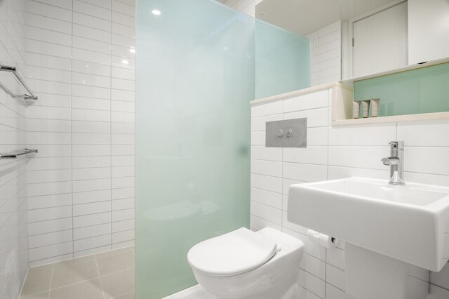 "ミラ" トレンディ プラーラン 1ベッド アパートメント ウィズ バルコニー