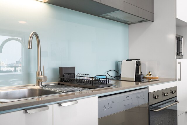 シック 1ベッド インナーシティ リトリート ウィズ プール アンド ビューズ