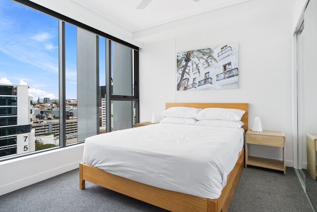 シック 1ベッド インナーシティ リトリート ウィズ プール アンド ビューズ