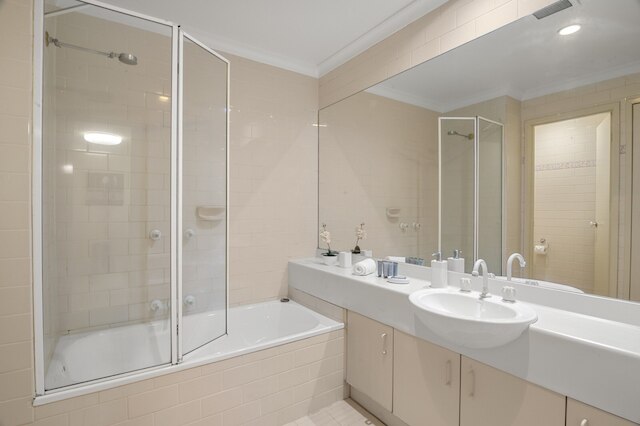 セントラル 2 ベッド パッド ウィズ テニスコート,