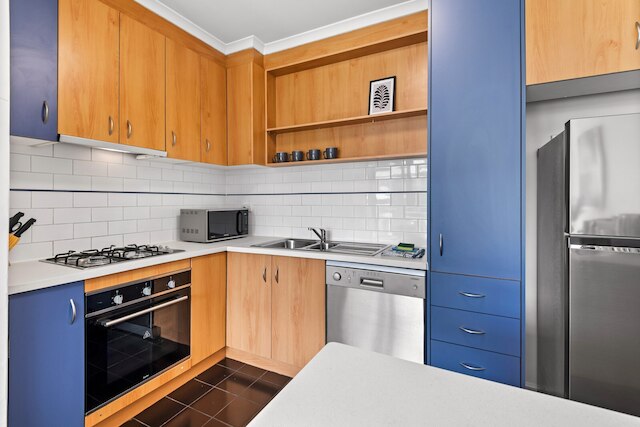 コージー 1ベッド バルコニー ユニット イン クワイエット ストリート バイ ショップス