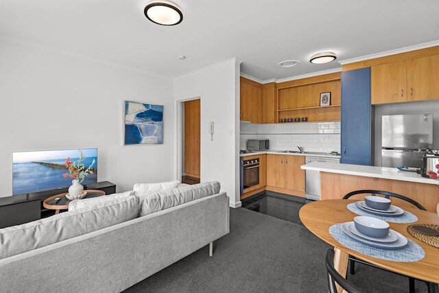 コージー 1ベッド バルコニー ユニット イン クワイエット ストリート バイ ショップス