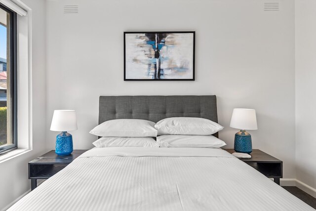 コージー 1ベッド バルコニー ユニット イン クワイエット ストリート バイ ショップス