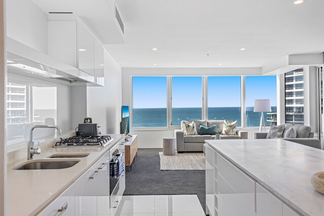 オーシャンビュー 2ベッド ウィズ プール、サウナ、ジム & パーキング