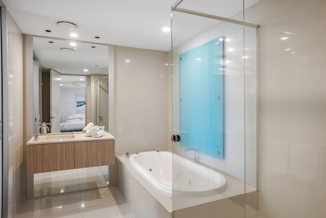 オーシャンビュー 2ベッド ウィズ プール、サウナ、ジム & パーキング