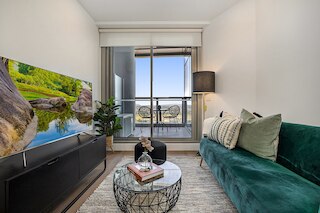 ハイライズ バルコニー ユニット ウィズ シティビューズ、ジム、プール