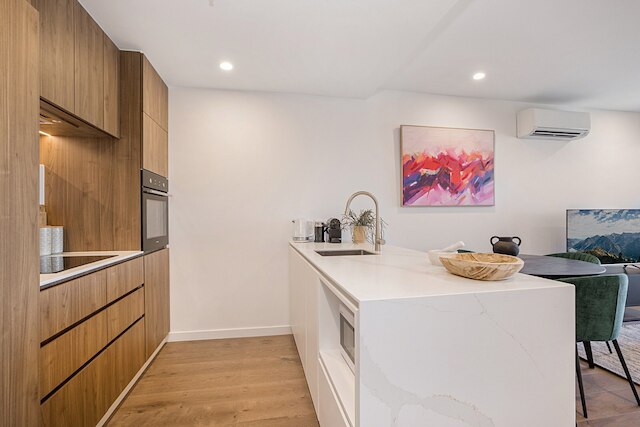 ハイライズ バルコニー ユニット ウィズ シティビューズ、ジム、プール