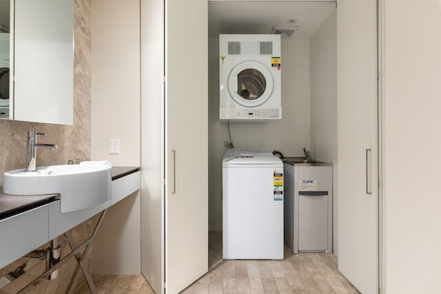 モダン 1ベッド ウィズ バルコニー イン サリー ヒルズ